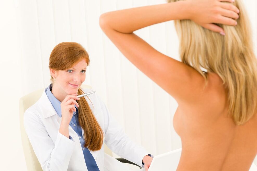 консултация с лекар преди увеличаване на бюста